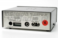 Programator telegrafii MFJ-492X posiada także wyjście do kontrolera i wyjście sterujace radiostacją